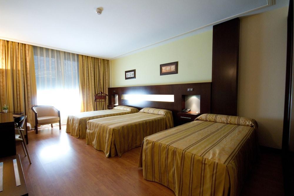 Hotel Los 5 Pinos Madrid Exterior photo