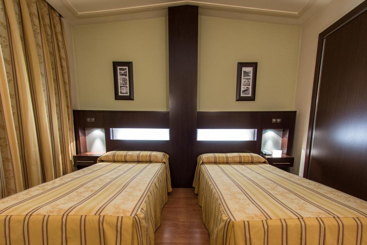 Hotel Los 5 Pinos Madrid Exterior photo