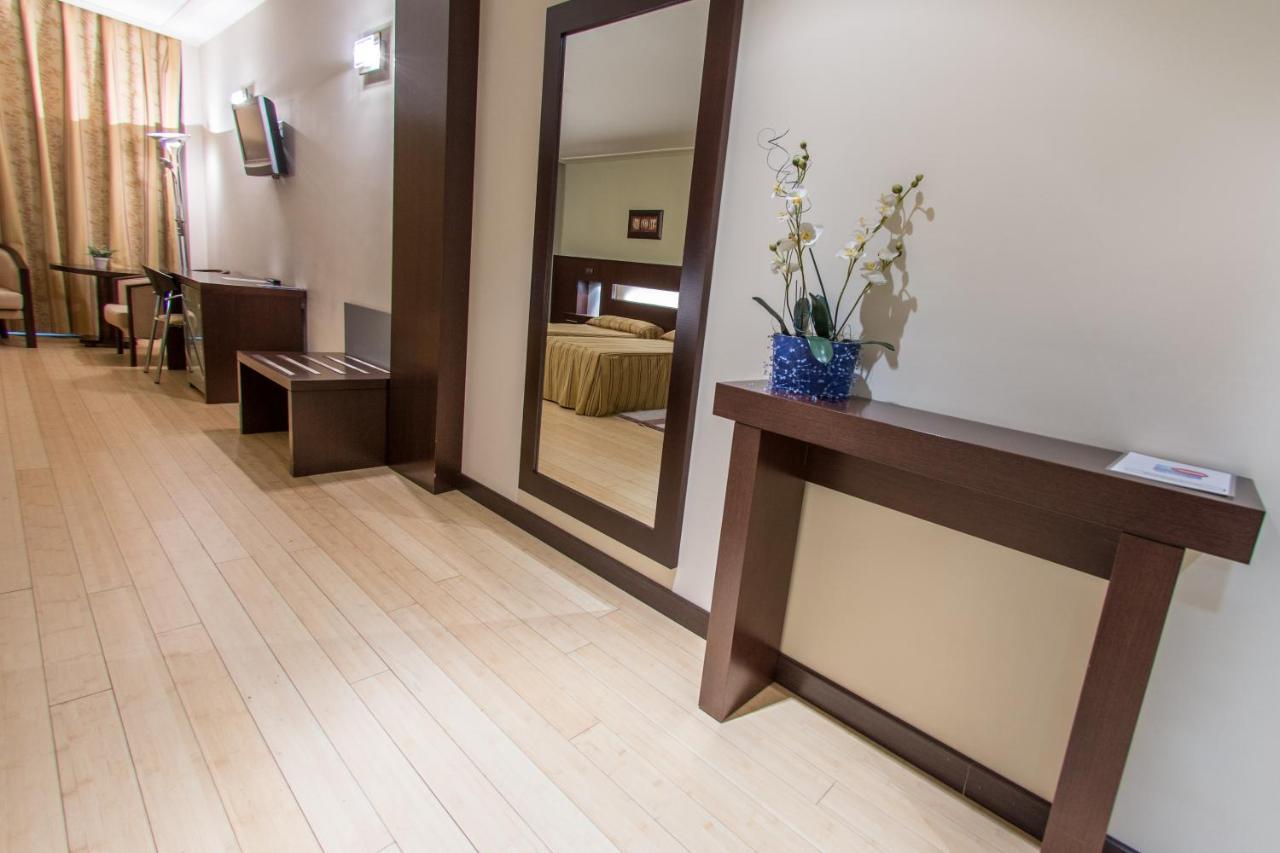 Hotel Los 5 Pinos Madrid Exterior photo