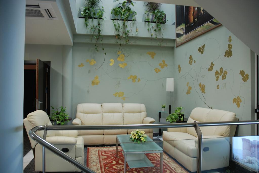 Hotel Los 5 Pinos Madrid Exterior photo