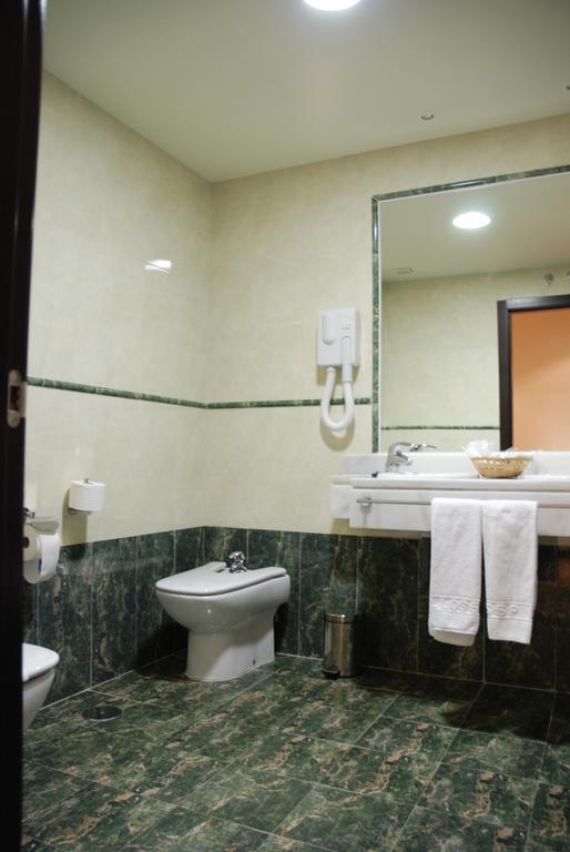 Hotel Los 5 Pinos Madrid Exterior photo